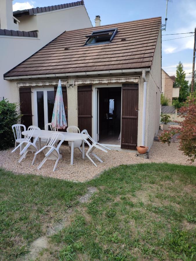 Orsay, 300m Rer Holiday home *